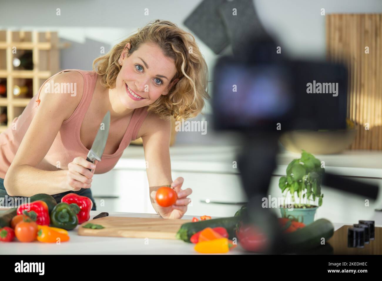 bella giovane donna filmare il suo blog di trasmissione su cibo sano Foto Stock