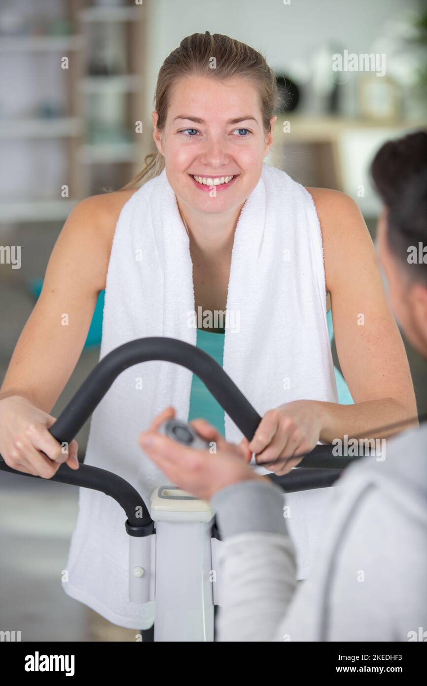 donna felice con personal trainer Foto Stock