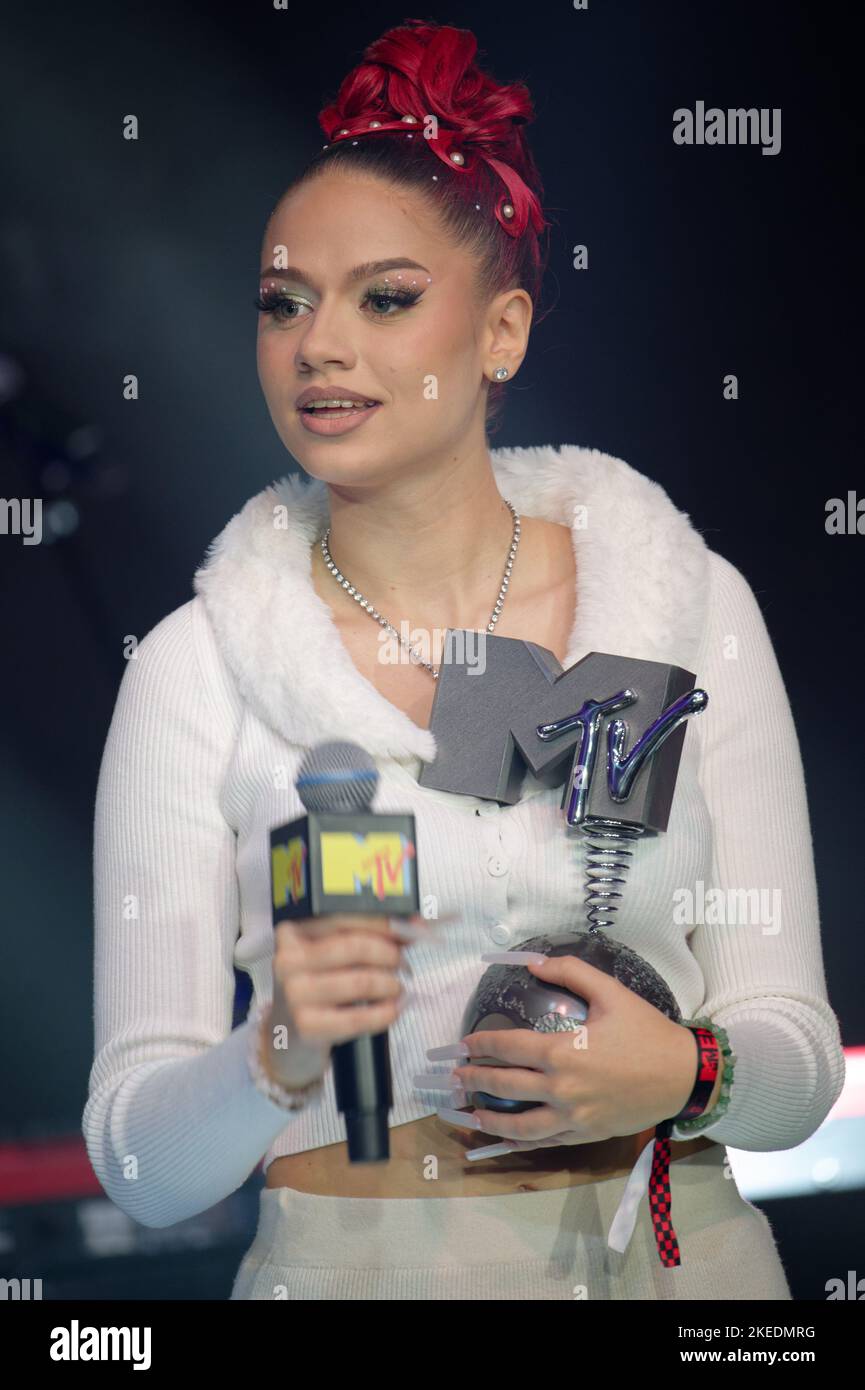 Duesseldorf, Germania. 11th Nov 2022. Il cantante Badmómzjay è felice del MTV EMA Best German Act Award. Credit: Henning Kaiser/dpa/Alamy Live News Foto Stock