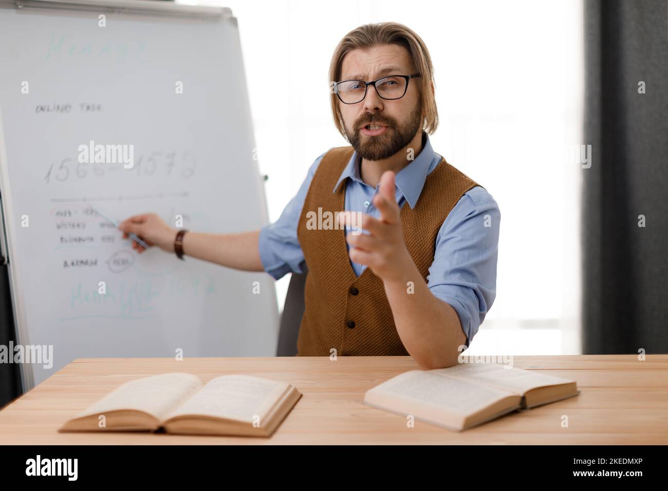 Docente a casa durante una lezione online Foto Stock