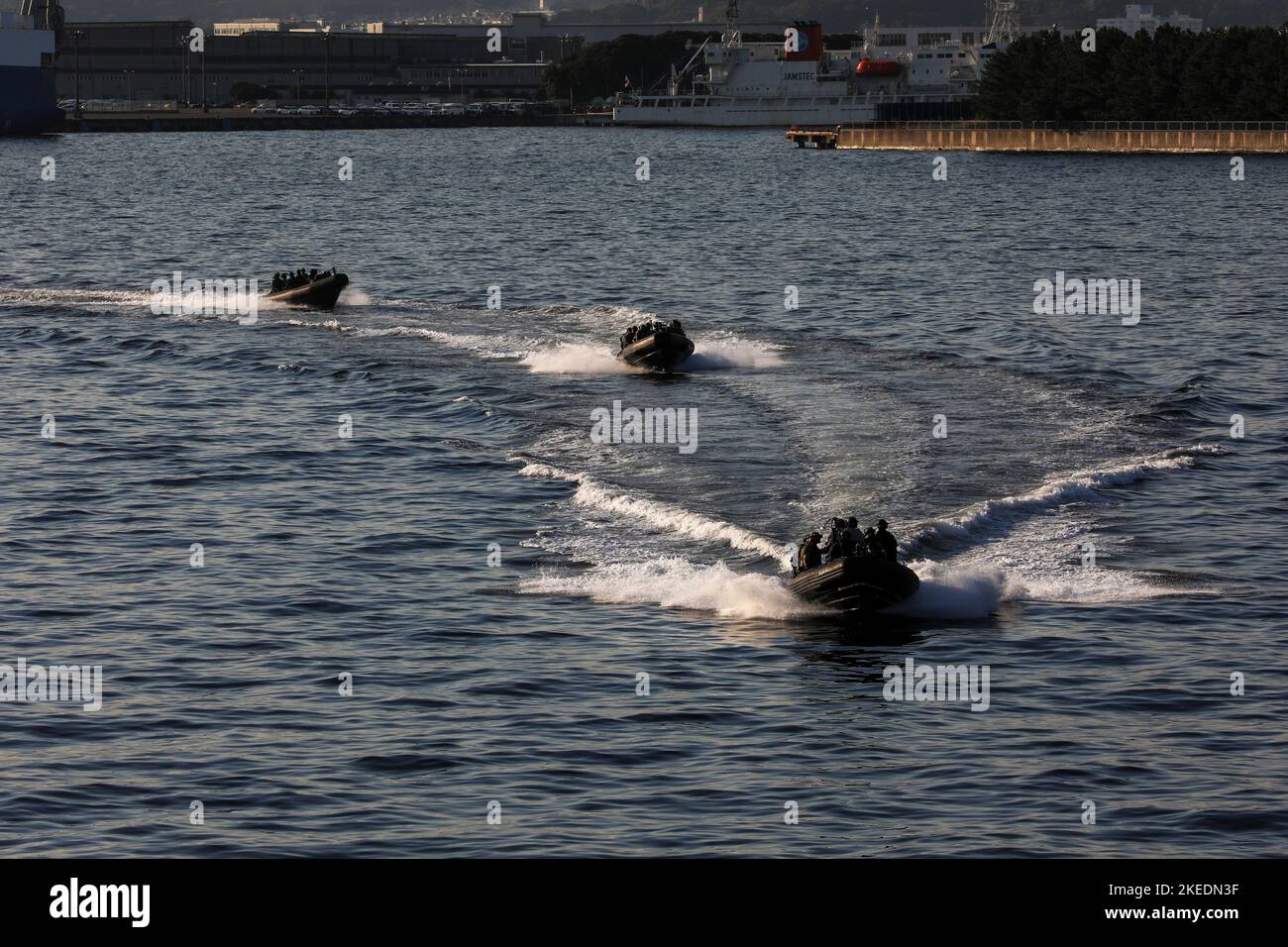 221108-N-AC117-1137 YOKOSUKA, Giappone (Nov. 8, 2022) – i marinai con la U.S. Naval Special Warfare, la Japan Maritime Self Defense Force Special Boarding Unit e la Indian Navy Marine Commando Force utilizzano imbarcazioni gonfiabili a scafo rigido per condurre una visita, una visita, una ricerca e una trivella di sequestro nel novembre 8 come parte di Malabar 2022. Malabar 2022 è un esercizio di addestramento su campo multi-laterale, di superficie, aereo e sottosuperficie guidato dal Giappone con la Marina indiana, la forza di autodifesa marittima del Giappone, la Marina australiana reale e la Marina degli Stati Uniti come partecipanti. Malabar 2022 migliora l'interoperabilità tra Australia, India, Giappone e Stati Uniti Foto Stock