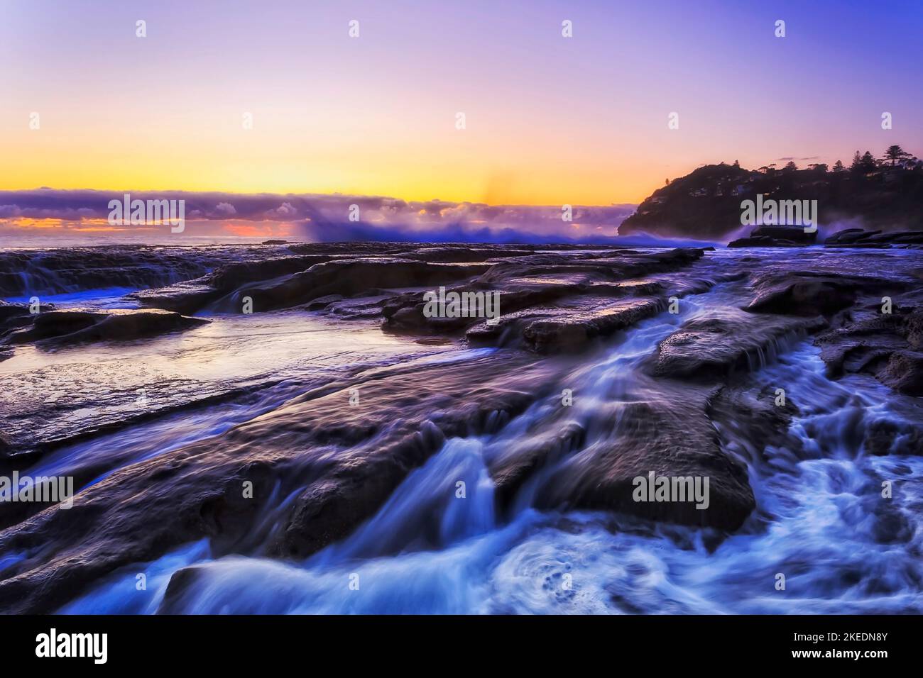 Whale Beach Careel headland sulle spiagge settentrionali di Sydney Pacific Ocean Coast of Australia all'alba - mare panoramico. Foto Stock