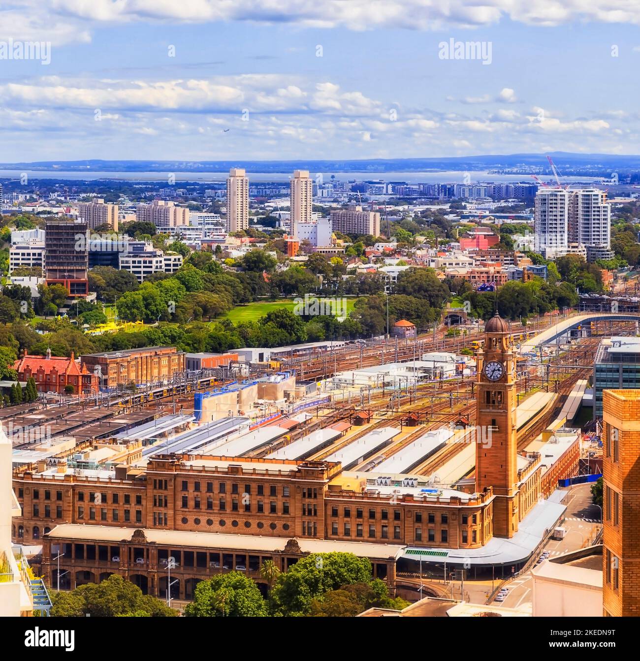 Sopra la stazione ferroviaria centrale e la lontana baia di Botany e l'aeroporto internazionale nel CBD della città di Sydney dall'altezza delle torri del centro. Foto Stock