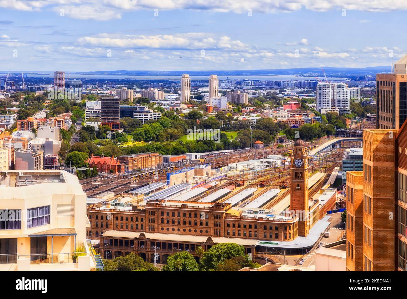 Stazione ferroviaria centrale e dalla lontana baia di Botany e dall'aeroporto internazionale nel CBD della città di Sydney dall'altezza delle torri del centro. Foto Stock