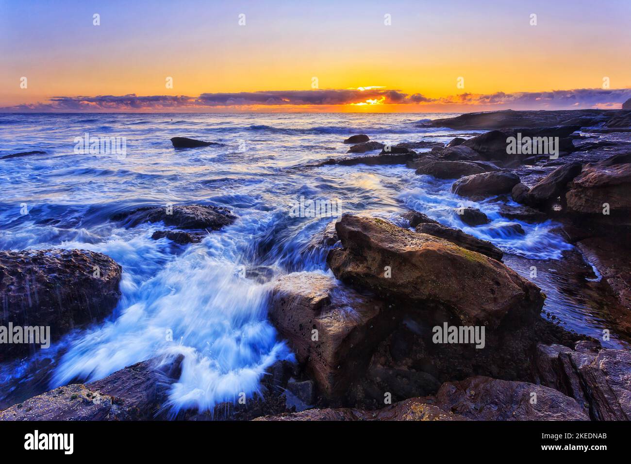 Whale Beach sulle spiagge settentrionali di Sydney Pacific Ocean Coast dell'Australia all'alba - mare panoramico. Foto Stock