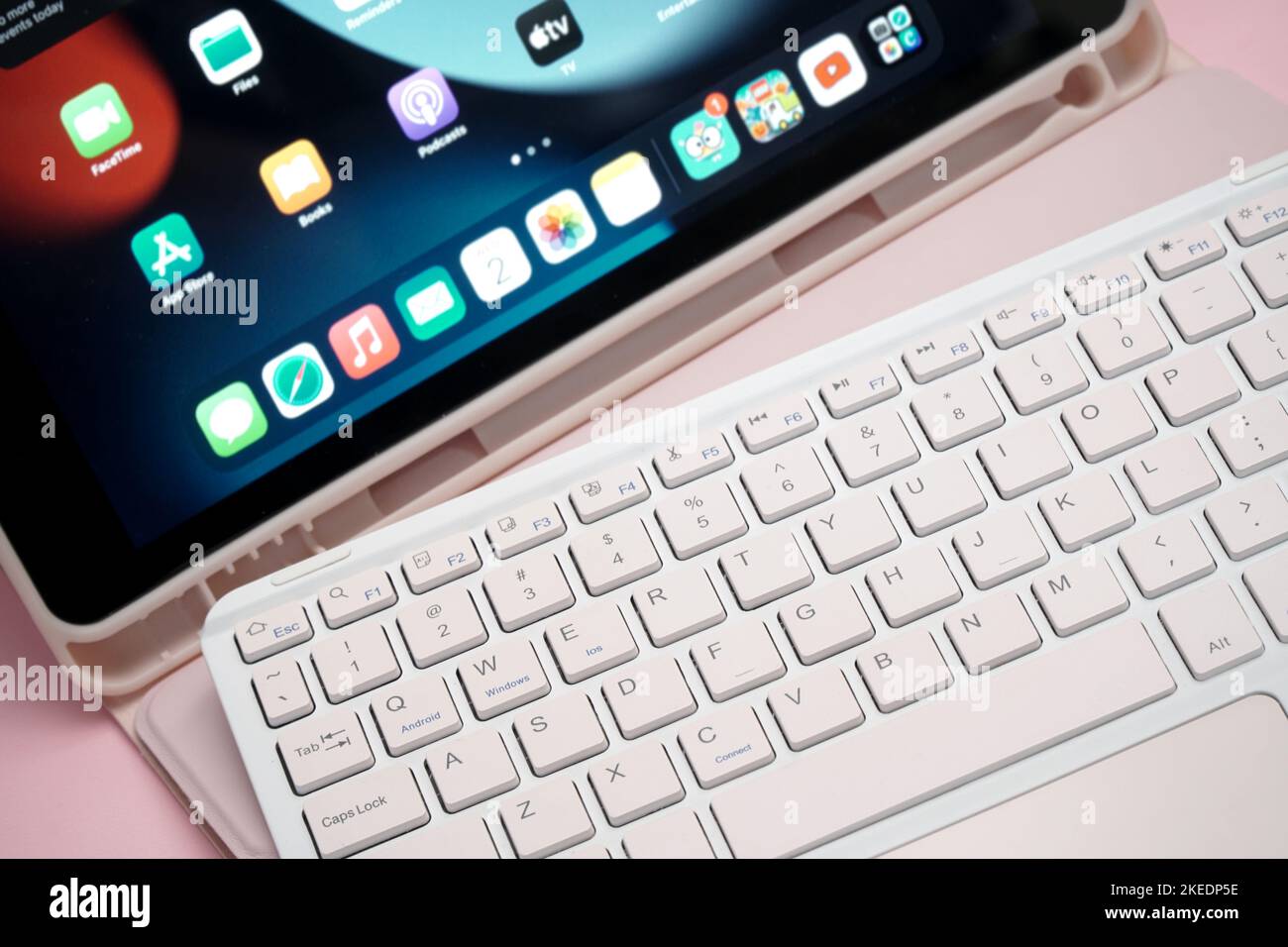 Utilizzo di un computer con tastiera wireless portatile esterna collegato  al tablet Foto stock - Alamy