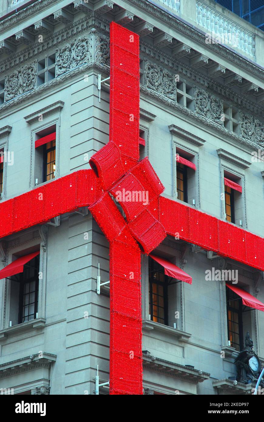 Egli Tiffany Jewelry Building a New York City è avvolto con un arco e nastro come un regalo di Natale durante la stagione delle vacanze Foto Stock