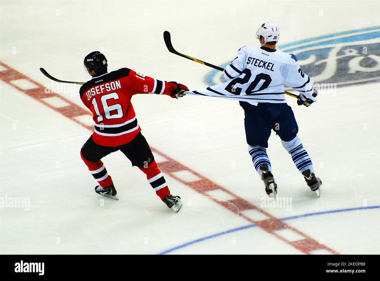 Un giocatore di hockey tira la maglia del suo avversario Foto Stock