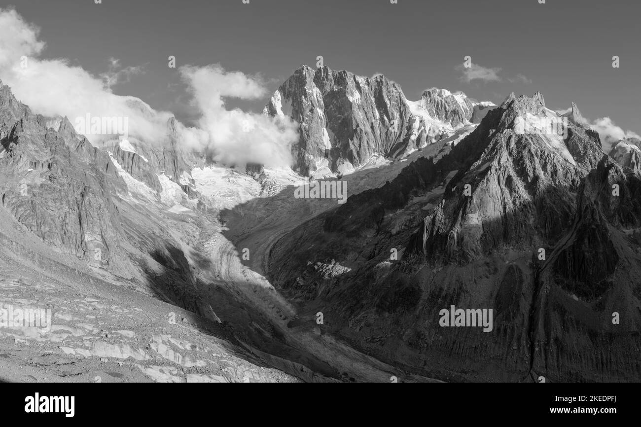 Il massiccio del Grand Jorasses e il Glacier de Leschaux alla luce del tramonto. Foto Stock