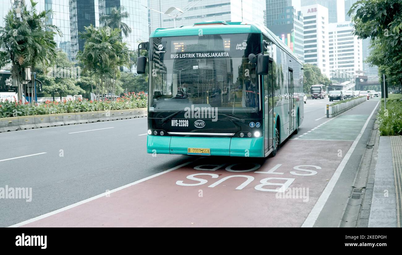 Nuovo mezzo di trasporto, senza poluzione, autobus elettrico nella strada principale, area commerciale Sudirman Street, Jakarta, Indonesia Foto Stock