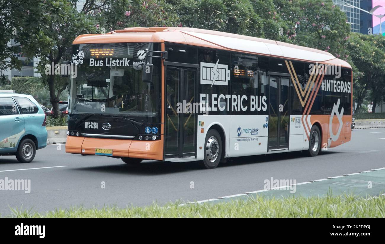Nuovo veicolo di trasporto, Trans Metro Bus, senza poluzione, autobus elettrico nella strada principale, area commerciale Sudirman Street, Jakarta, Indonesia Foto Stock