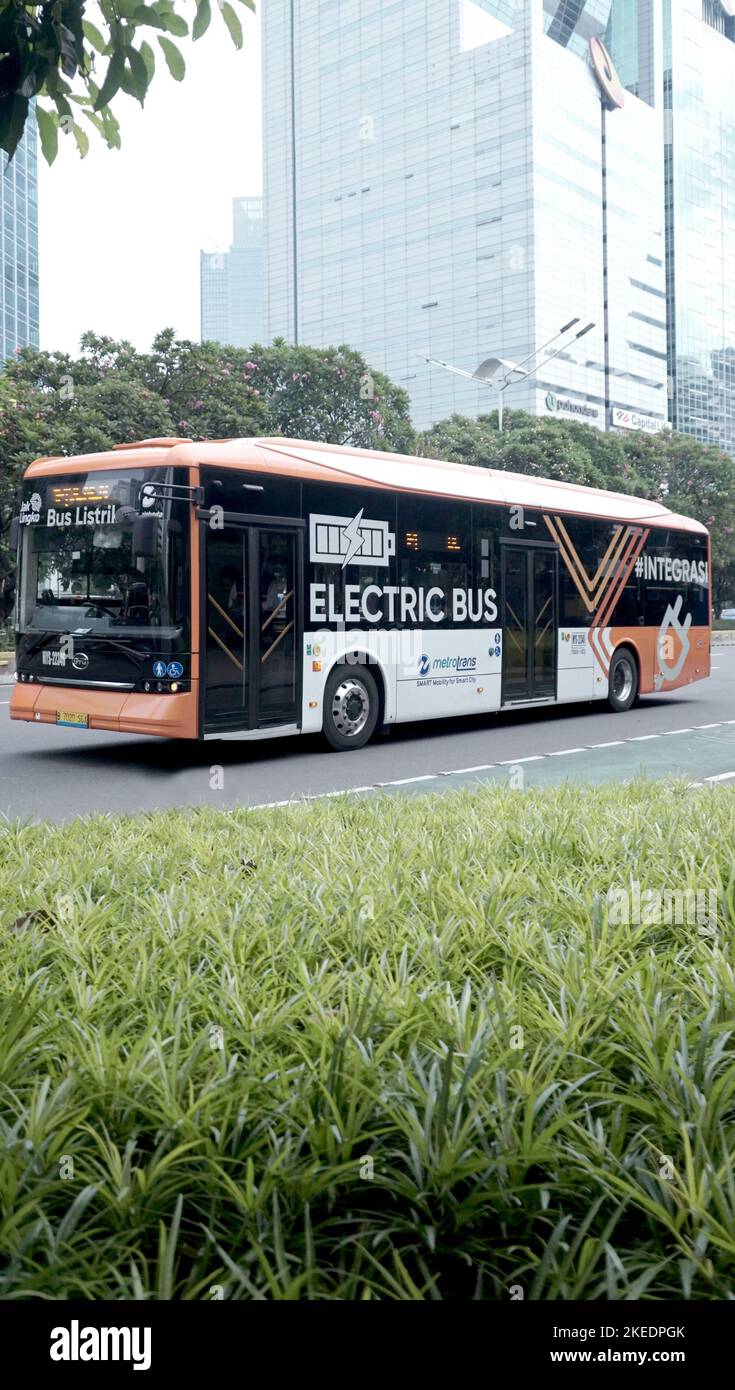 Nuovo veicolo di trasporto, Trans Metro Bus, senza poluzione, autobus elettrico nella strada principale, area commerciale Sudirman Street, Jakarta, Indonesia Foto Stock