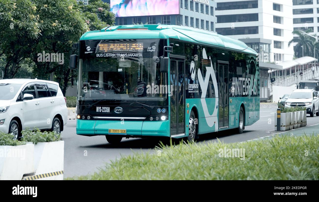 Nuovo mezzo di trasporto, senza poluzione, autobus elettrico nella strada principale, area commerciale Sudirman Street, Jakarta, Indonesia Foto Stock