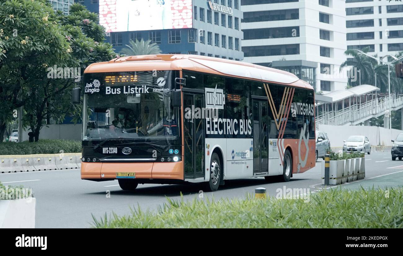 Nuovo veicolo di trasporto, Trans Metro Bus, senza poluzione, autobus elettrico nella strada principale, area commerciale Sudirman Street, Jakarta, Indonesia Foto Stock