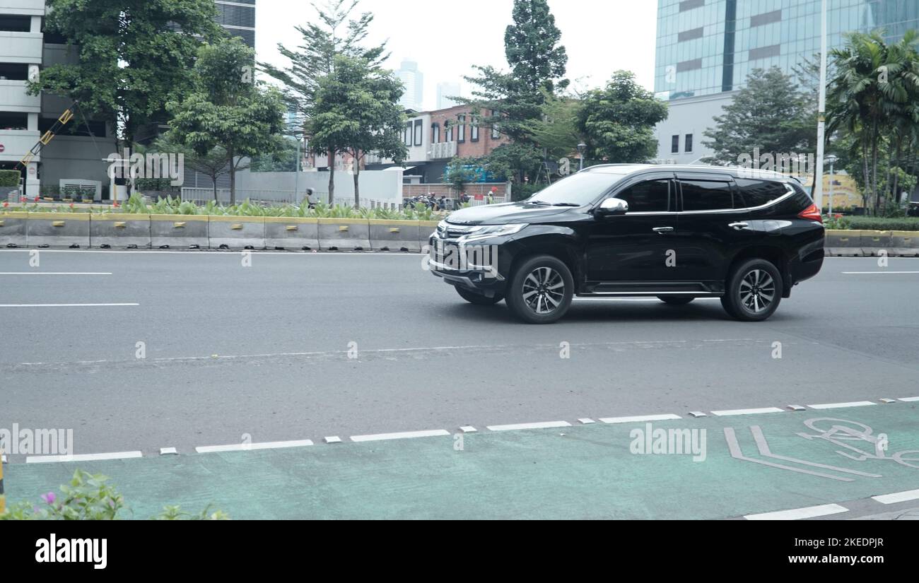 Auto di lusso nera, Toyota Fortuner nella strada principale, quartiere commerciale Senayan, Jakarta, Indonesia Foto Stock