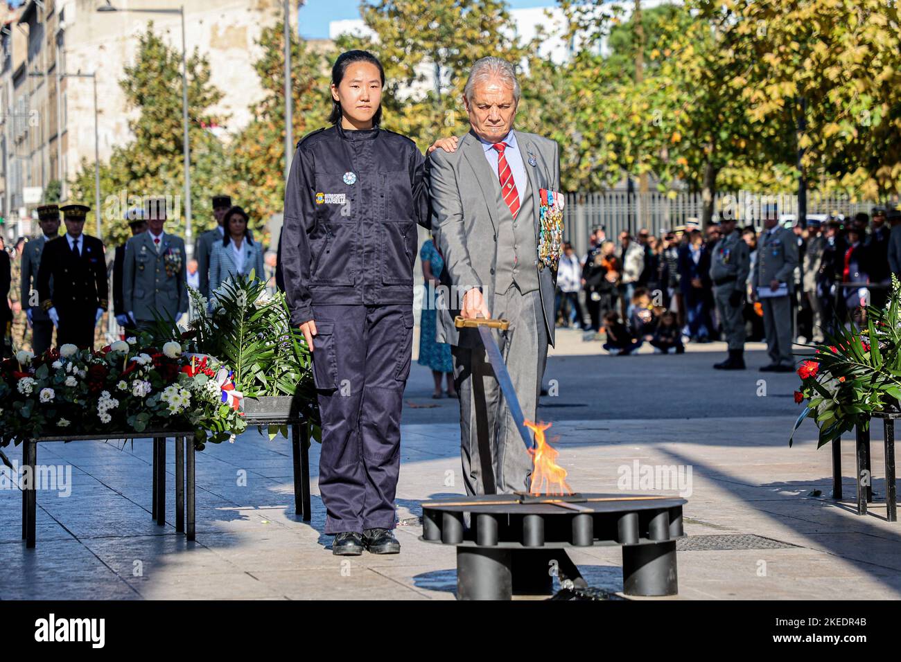 Marsiglia, Francia. 11th Nov 2022. Un veterano rivive la fiamma del memoriale di guerra durante la commemorazione dell'armistizio del 11 novembre 1918. (Foto di Denis Thaust/SOPA Images/Sipa USA) Credit: Sipa USA/Alamy Live News Foto Stock