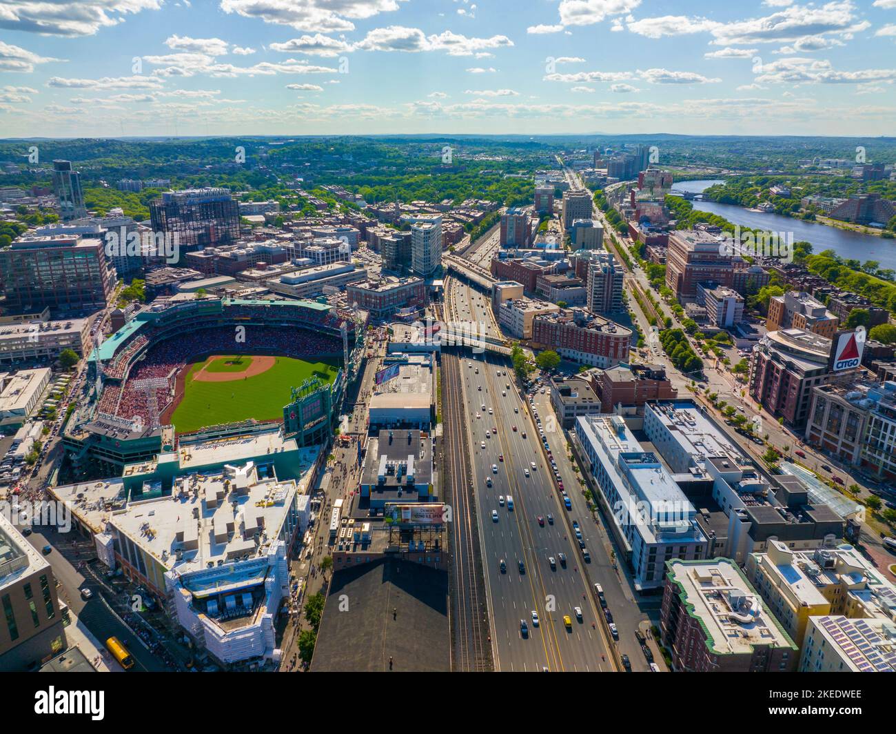 Vista aerea di Fenway Park a Fenway e sull'autostrada Interstate 90 nel quartiere Kenmore di Boston, Massachusetts, ma, USA. Foto Stock