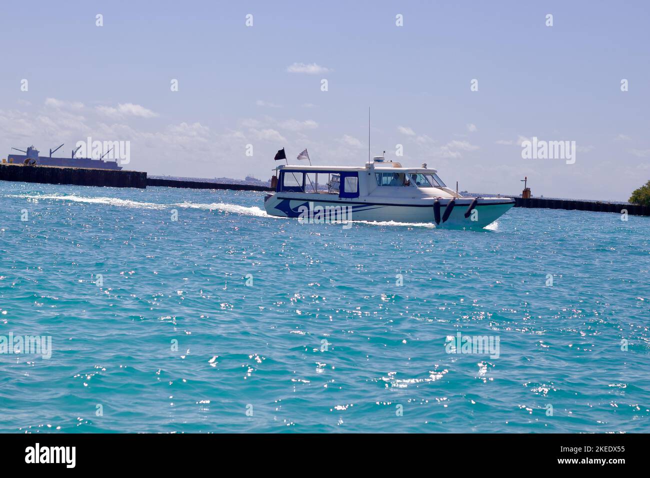 Una bella vista della spiaggia con l'acqua blu dal punto di vista delle sedie Foto Stock