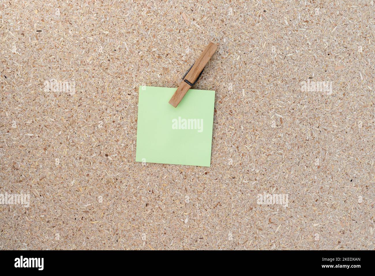 Clip per appunti adesivi vuota con una spilla sullo sfondo di una lavagna in sughero Foto Stock