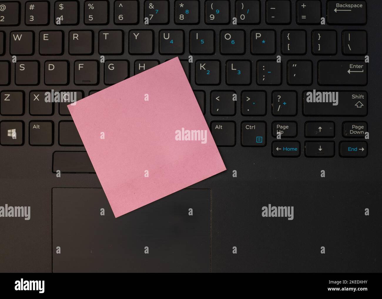 Nota di carta bianca rosa su una tastiera nera Foto Stock