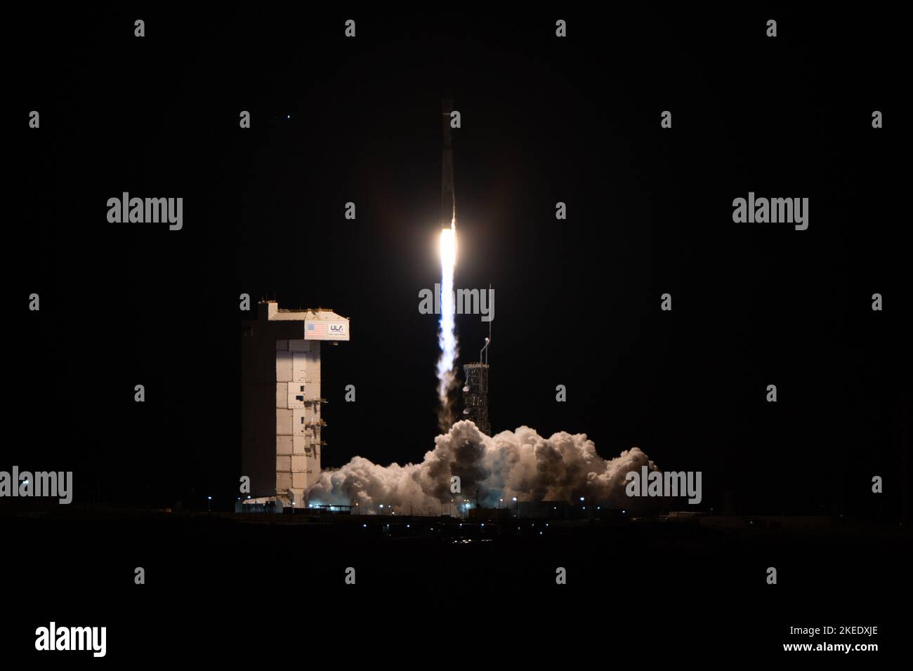 10 novembre 2022; Lompoc, CA, Stati Uniti; Il razzo Atlas V della United Launch Alliance (ULA) viene lanciato dallo Space Launch Complex-3 alla base della forza spaziale di Vandenberg. Foto Stock