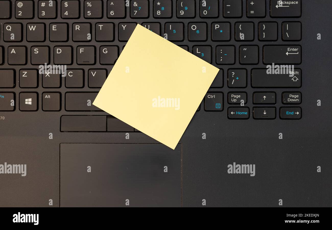 Notebook con vista dall'alto di una nota adesiva vuota gialla Foto Stock