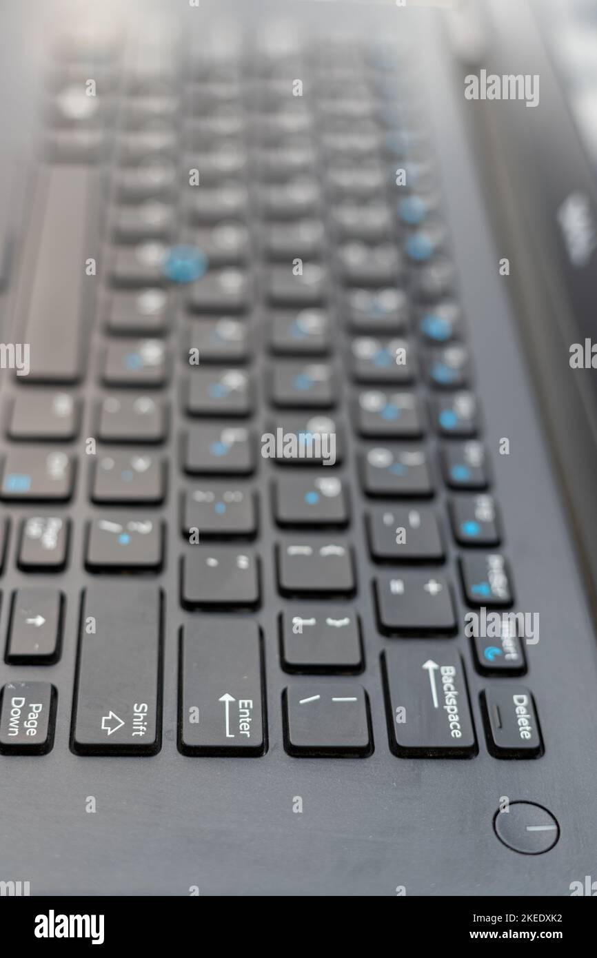 Messa a fuoco selettiva sui tasti neri della tastiera di un notebook Foto Stock