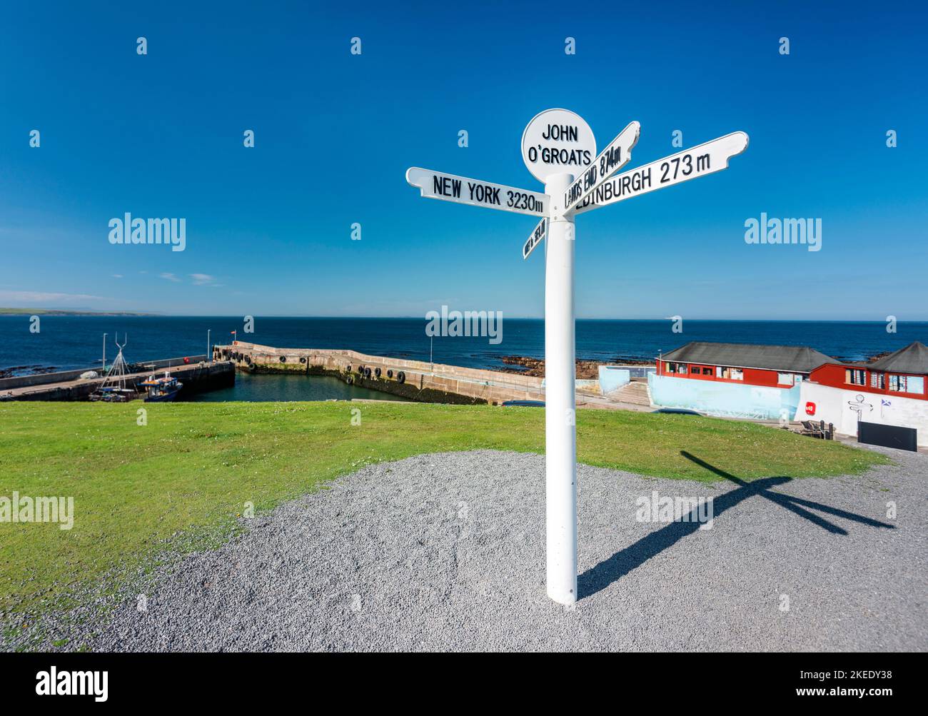 Famoso punto di riferimento multi-direzionale e destinazione turistica, al sole caldo, sulla costa nord 500 route.furthest punto nord della terraferma della Gran Bretagna, famoso per Foto Stock