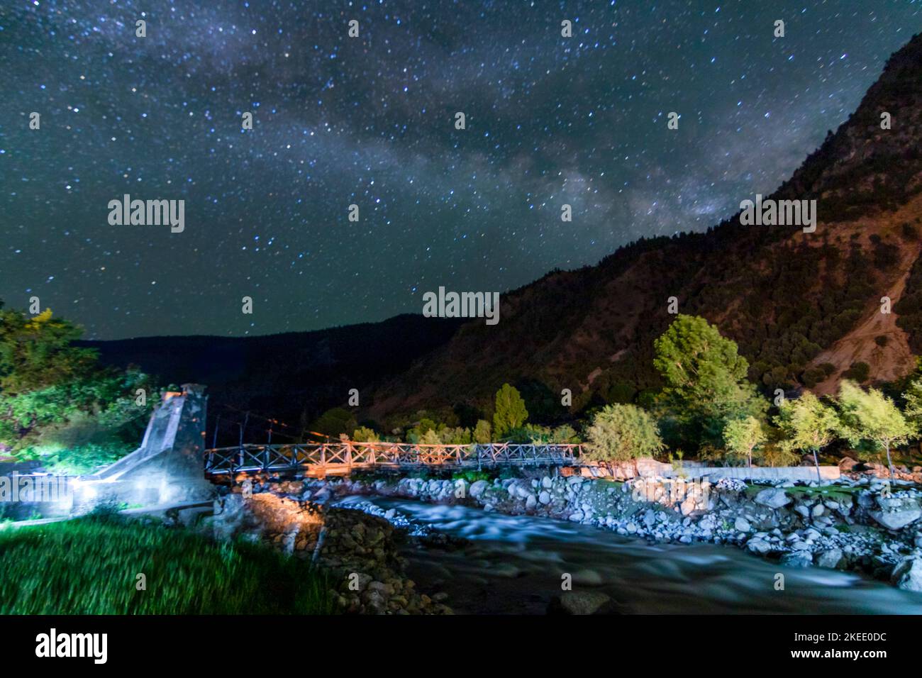 paesaggio notturno con acqua nel fiume e stelle sul cielo, montagne fiume e stelle in foto di paesaggio Foto Stock