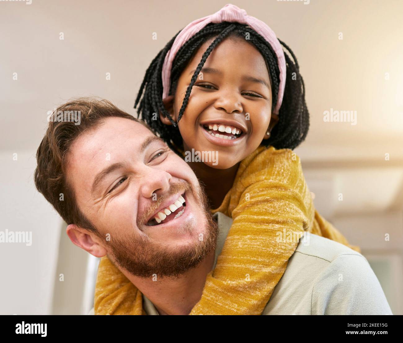 Padre, ragazza nera e piggy torna a casa con divertimento e legame. L'amore familiare, l'adozione e la cura di un uomo felice che porta in casa il bambino adottivo, godendo Foto Stock