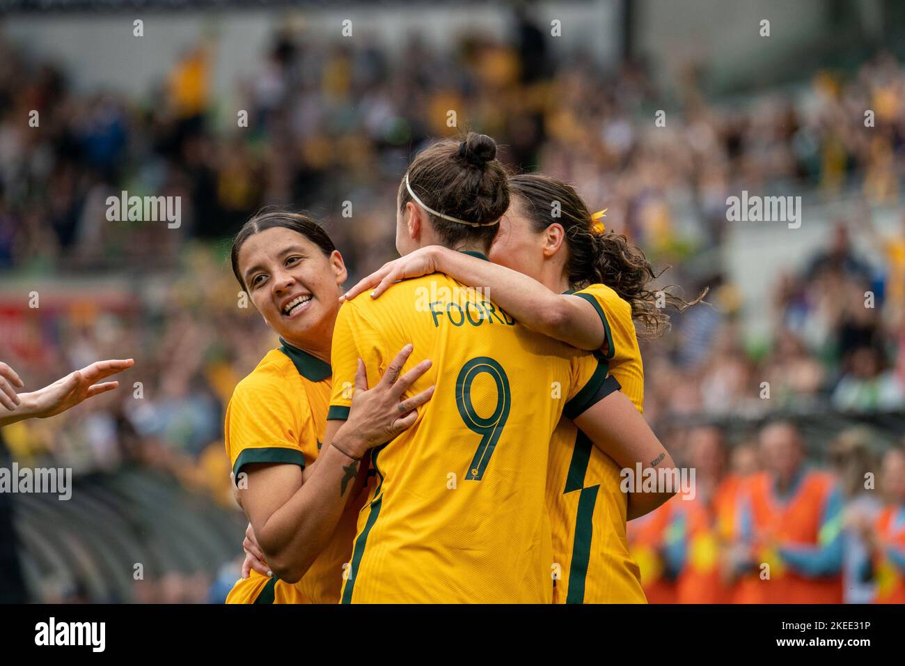 Melbourne, Australia. 12th Nov 2022. Melbourne, Victoria, novembre 12th 2022: Sam Kerr (20 Australia), Caitlin Foord (9 Australia) e Hayley Raso (16 Australia) celebrano il secondo gol dell'Australia durante la partita internazionale amichevole tra Australia e Svezia all'AAMI Park di Melbourne, Australia. (NOE Llamas/SPP) Credit: SPP Sport Press Photo. /Alamy Live News Foto Stock