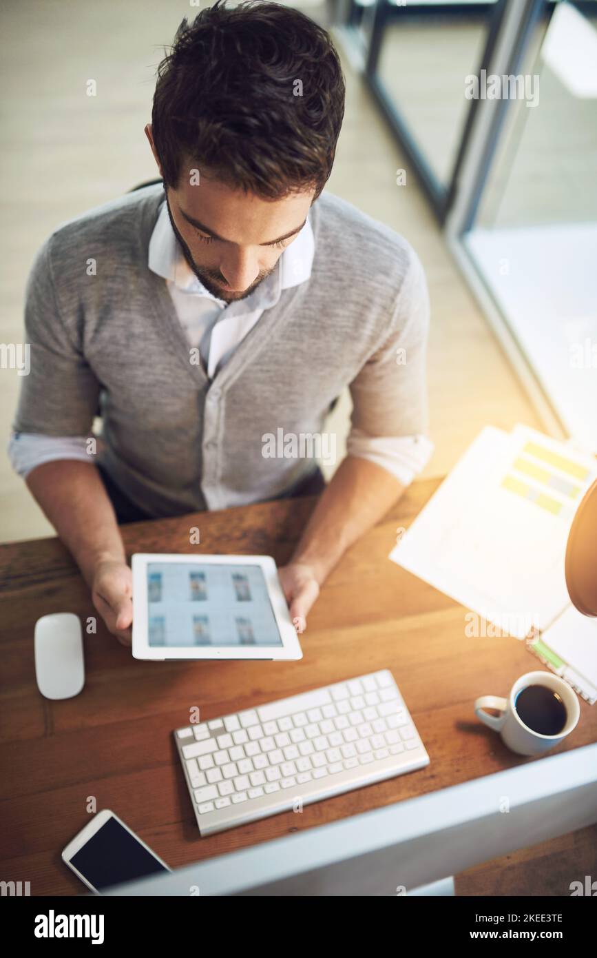 Rimane in cima al suo lavoro, un uomo d'affari che lavora nel suo ufficio. Foto Stock