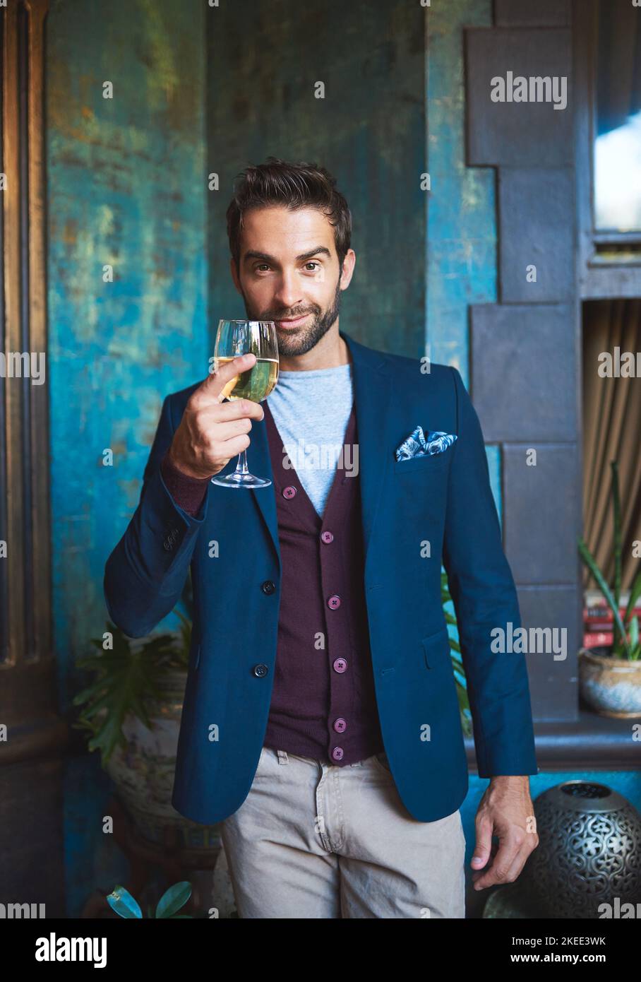 Prendi un bicchiere. Ritratto corto di un giovane in piedi in un bar. Foto Stock