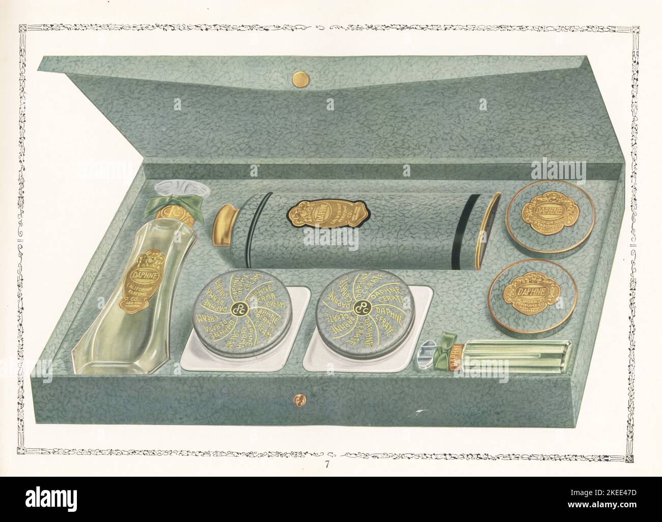 Cosmetici di marca Daphne da CPC, 1927. Confezione regalo con setti con crema derma, cerato, polvere per viso compatta, rouge compatta, talco in polvere, bottiglia di acqua igienizzata e flaconcino di estratto di profumo. Chromolithograph di un artista sconosciuto del catalogo dei prodotti della California Perfume Company (successivamente Avon), New York, Kansas, Montreal, 1927. Foto Stock