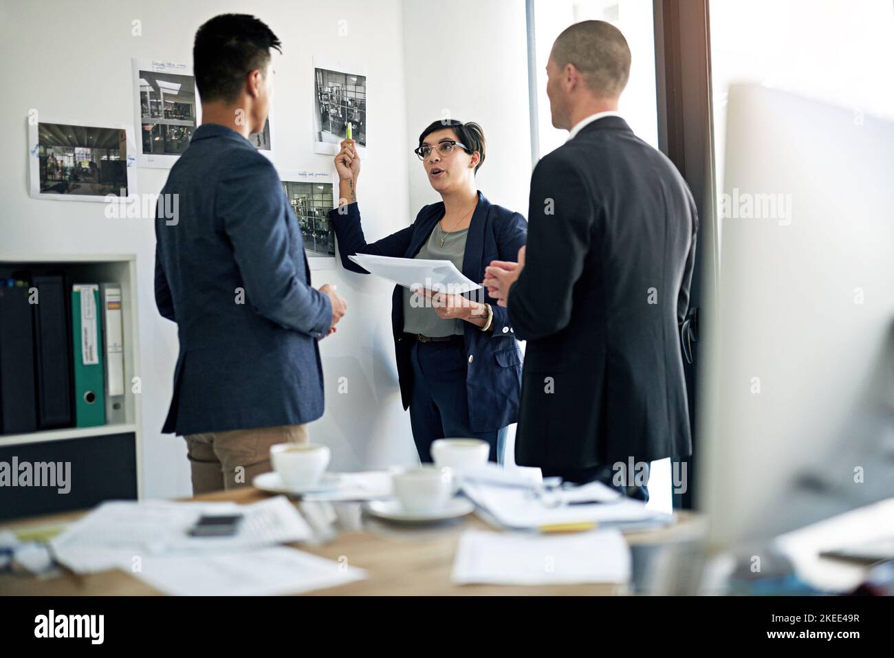 Il punto di partenza è questo: Tre colleghi che lavorano in ufficio. Foto Stock