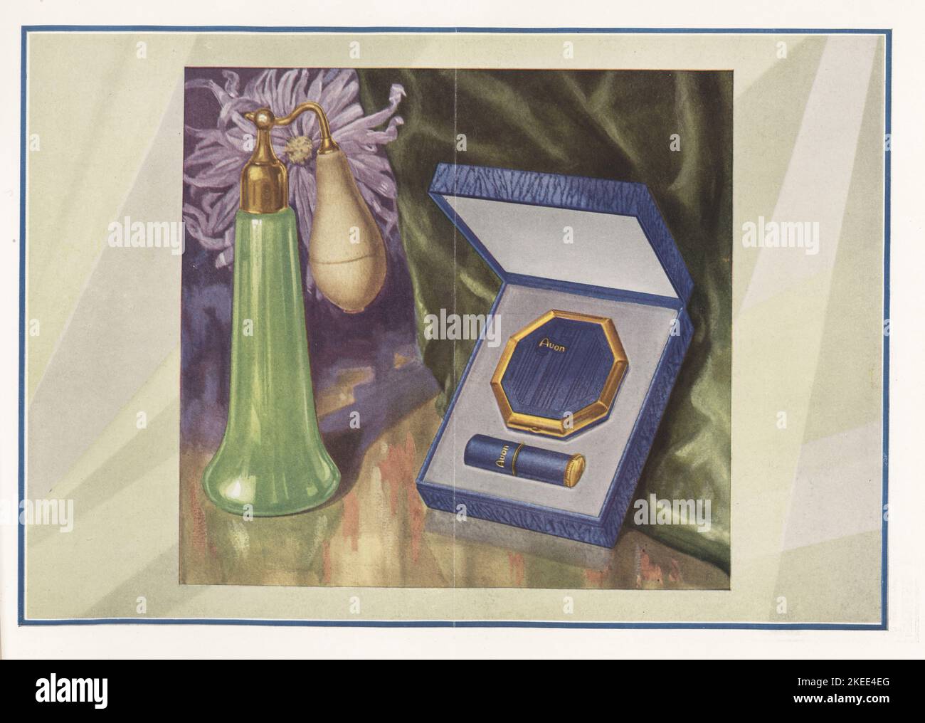 Regali di marca di cosmetici Avon, 1927. Confezione regalo compatta e con rossetto. Atomizzatore di profumo in vetro verde davanti a un crisantemo viola. Chromolithograph di un artista sconosciuto del catalogo dei prodotti della California Perfume Company (successivamente Avon), New York, Kansas, Montreal, 1927. Foto Stock
