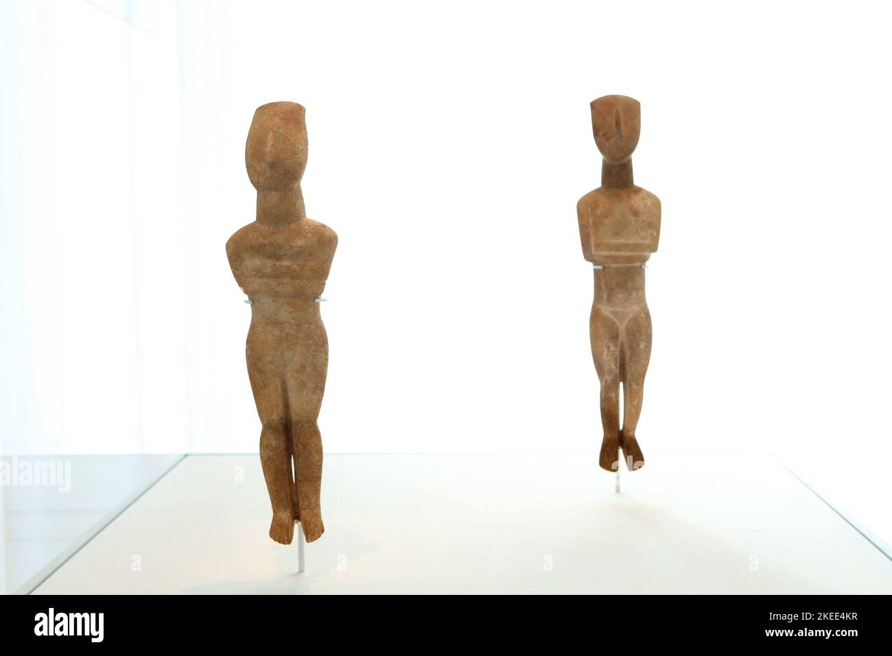 Dieci figurine delle prime Cicladi della collezione Leonard Stern al Museo dell'Arte delle Cicladi dal 3 novembre 2022 al 31 ottobre 2023, come parte di un accordo del Ministero greco della Cultura, del Museo e del Metropolitan Museum of Art di New York. Archeologi, conservatori e dipendenti del ministero hanno definito l’accordo “uno scandalo”. "Questi oggetti non sono stati controllati legalmente se sono autentici o falsi, o come sono arrivati dalle Cicladi alla collezione di un multimillionaire a New York", hanno detto nella dichiarazione. Foto Stock