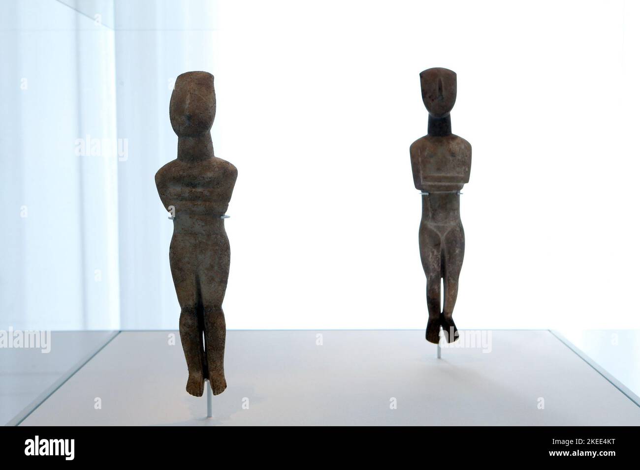 Dieci figurine delle prime Cicladi della collezione Leonard Stern al Museo dell'Arte delle Cicladi dal 3 novembre 2022 al 31 ottobre 2023, come parte di un accordo del Ministero greco della Cultura, del Museo e del Metropolitan Museum of Art di New York. Archeologi, conservatori e dipendenti del ministero hanno definito l’accordo “uno scandalo”. "Questi oggetti non sono stati controllati legalmente se sono autentici o falsi, o come sono arrivati dalle Cicladi alla collezione di un multimillionaire a New York", hanno detto nella dichiarazione. Foto Stock