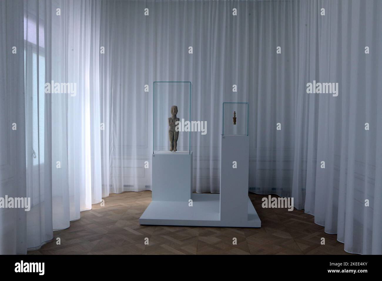 Dieci figurine delle prime Cicladi della collezione Leonard Stern al Museo dell'Arte delle Cicladi dal 3 novembre 2022 al 31 ottobre 2023, come parte di un accordo del Ministero greco della Cultura, del Museo e del Metropolitan Museum of Art di New York. Archeologi, conservatori e dipendenti del ministero hanno definito l’accordo “uno scandalo”. "Questi oggetti non sono stati controllati legalmente se sono autentici o falsi, o come sono arrivati dalle Cicladi alla collezione di un multimillionaire a New York", hanno detto nella dichiarazione. Foto Stock