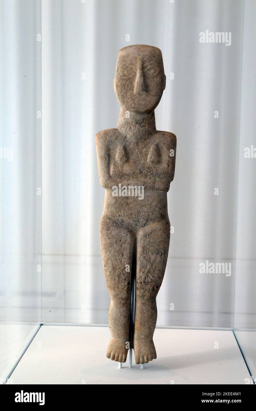 Dieci figurine delle prime Cicladi della collezione Leonard Stern al Museo dell'Arte delle Cicladi dal 3 novembre 2022 al 31 ottobre 2023, come parte di un accordo del Ministero greco della Cultura, del Museo e del Metropolitan Museum of Art di New York. Archeologi, conservatori e dipendenti del ministero hanno definito l’accordo “uno scandalo”. "Questi oggetti non sono stati controllati legalmente se sono autentici o falsi, o come sono arrivati dalle Cicladi alla collezione di un multimillionaire a New York", hanno detto nella dichiarazione. Foto Stock