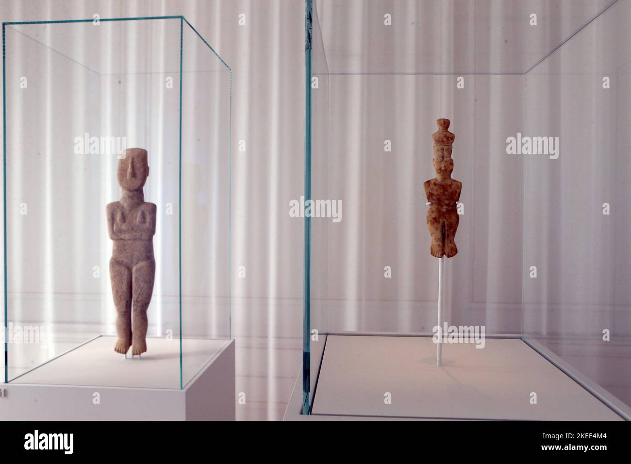 Dieci figurine delle prime Cicladi della collezione Leonard Stern al Museo dell'Arte delle Cicladi dal 3 novembre 2022 al 31 ottobre 2023, come parte di un accordo del Ministero greco della Cultura, del Museo e del Metropolitan Museum of Art di New York. Archeologi, conservatori e dipendenti del ministero hanno definito l’accordo “uno scandalo”. "Questi oggetti non sono stati controllati legalmente se sono autentici o falsi, o come sono arrivati dalle Cicladi alla collezione di un multimillionaire a New York", hanno detto nella dichiarazione. Foto Stock