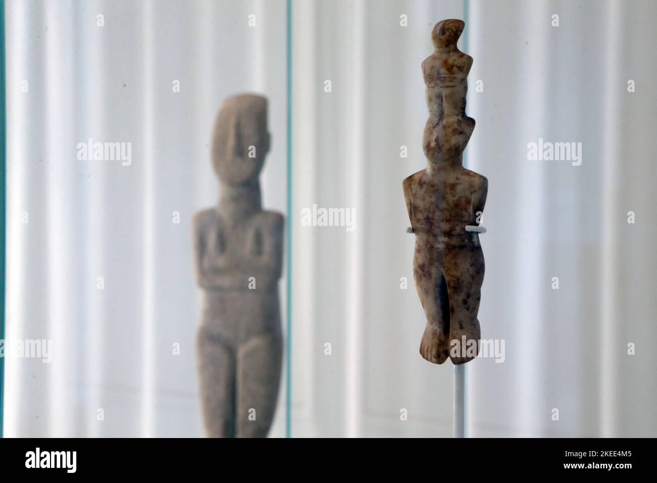 Dieci figurine delle prime Cicladi della collezione Leonard Stern al Museo dell'Arte delle Cicladi dal 3 novembre 2022 al 31 ottobre 2023, come parte di un accordo del Ministero greco della Cultura, del Museo e del Metropolitan Museum of Art di New York. Archeologi, conservatori e dipendenti del ministero hanno definito l’accordo “uno scandalo”. "Questi oggetti non sono stati controllati legalmente se sono autentici o falsi, o come sono arrivati dalle Cicladi alla collezione di un multimillionaire a New York", hanno detto nella dichiarazione. Foto Stock