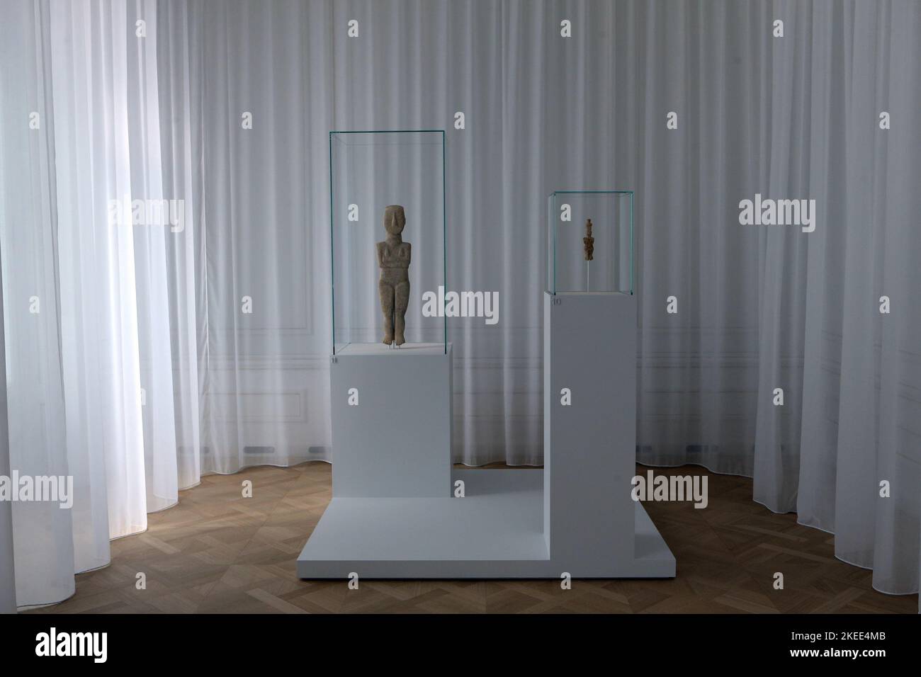 Dieci figurine delle prime Cicladi della collezione Leonard Stern al Museo dell'Arte delle Cicladi dal 3 novembre 2022 al 31 ottobre 2023, come parte di un accordo del Ministero greco della Cultura, del Museo e del Metropolitan Museum of Art di New York. Archeologi, conservatori e dipendenti del ministero hanno definito l’accordo “uno scandalo”. "Questi oggetti non sono stati controllati legalmente se sono autentici o falsi, o come sono arrivati dalle Cicladi alla collezione di un multimillionaire a New York", hanno detto nella dichiarazione. Foto Stock