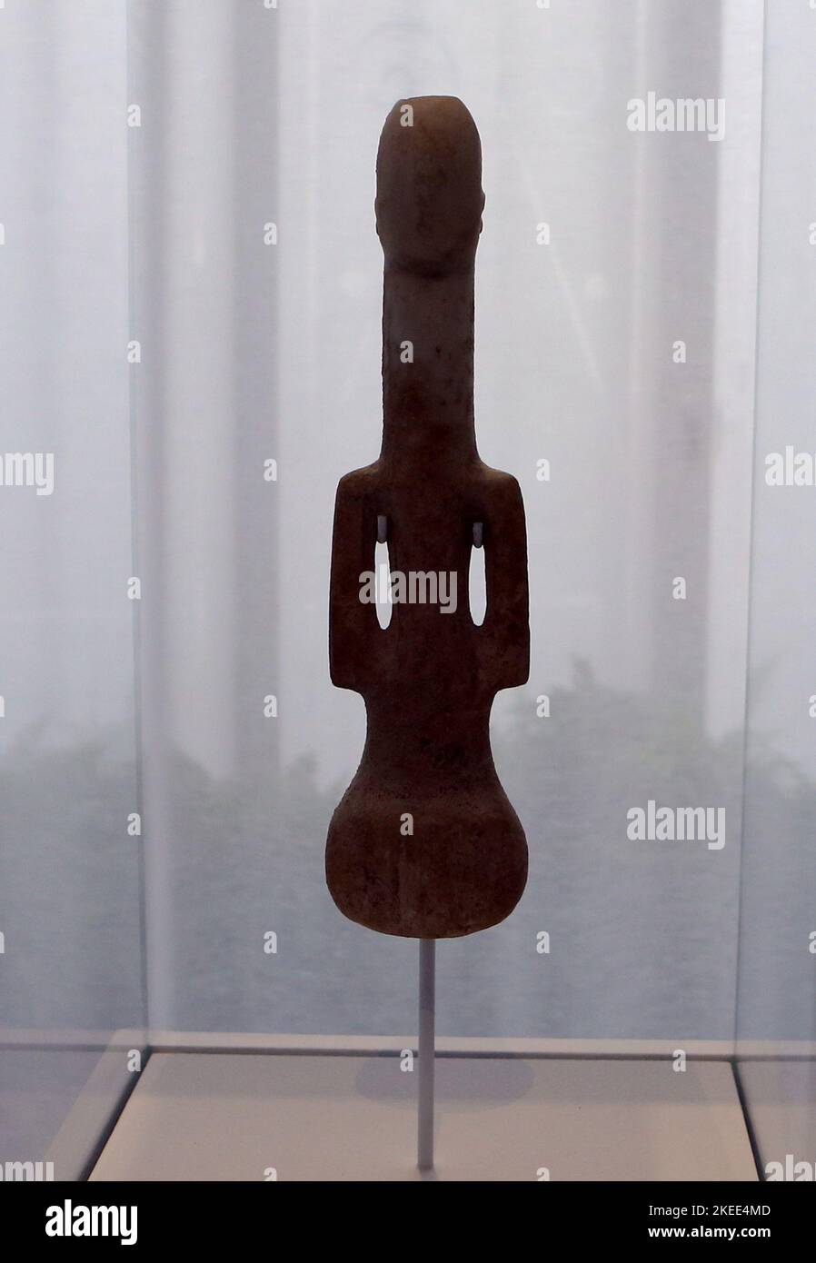 Dieci figurine delle prime Cicladi della collezione Leonard Stern al Museo dell'Arte delle Cicladi dal 3 novembre 2022 al 31 ottobre 2023, come parte di un accordo del Ministero greco della Cultura, del Museo e del Metropolitan Museum of Art di New York. Archeologi, conservatori e dipendenti del ministero hanno definito l’accordo “uno scandalo”. "Questi oggetti non sono stati controllati legalmente se sono autentici o falsi, o come sono arrivati dalle Cicladi alla collezione di un multimillionaire a New York", hanno detto nella dichiarazione. Foto Stock