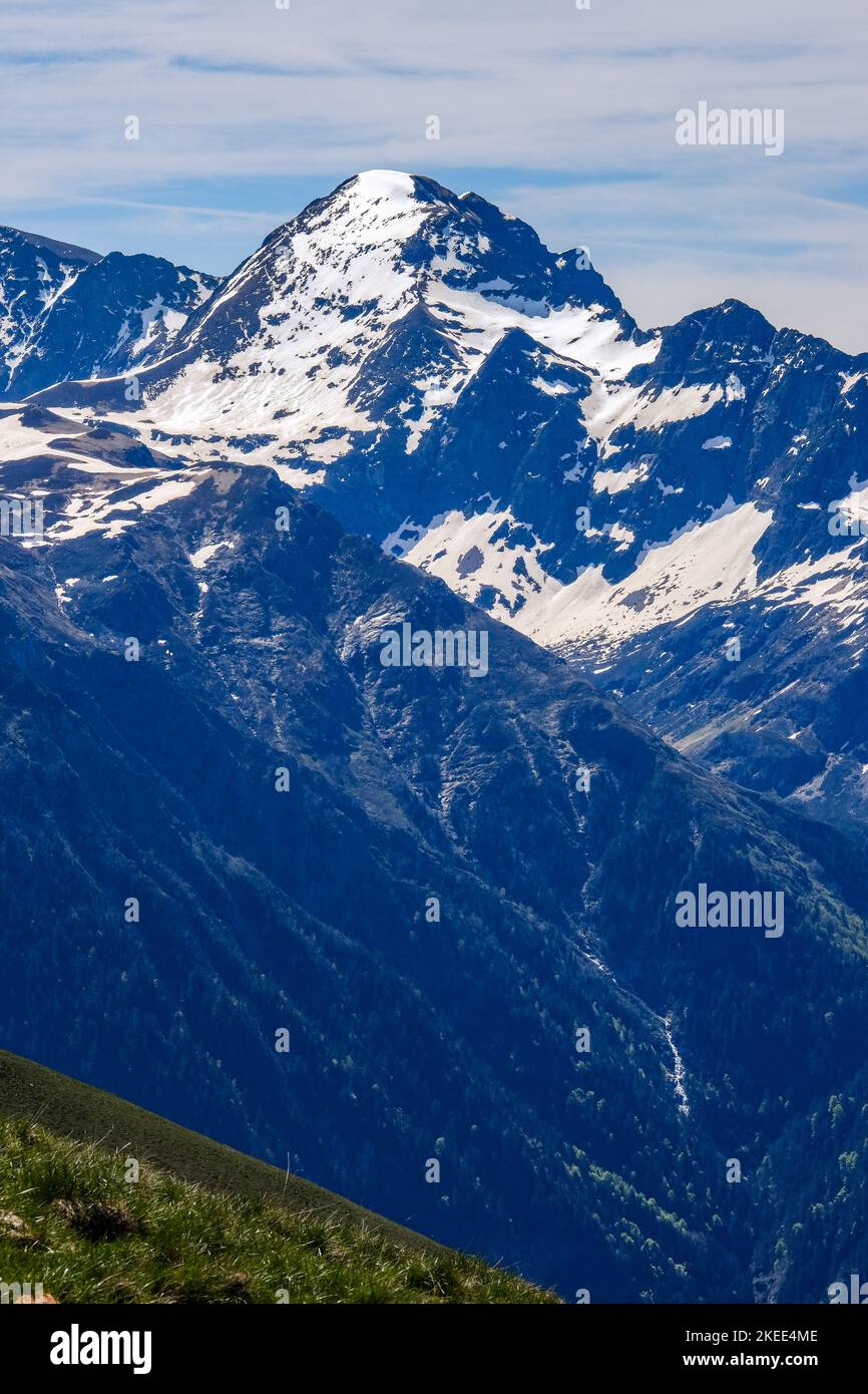 Vista dalla Tuc de l'Etang sulla Tuc de Cradere e le cime innevate