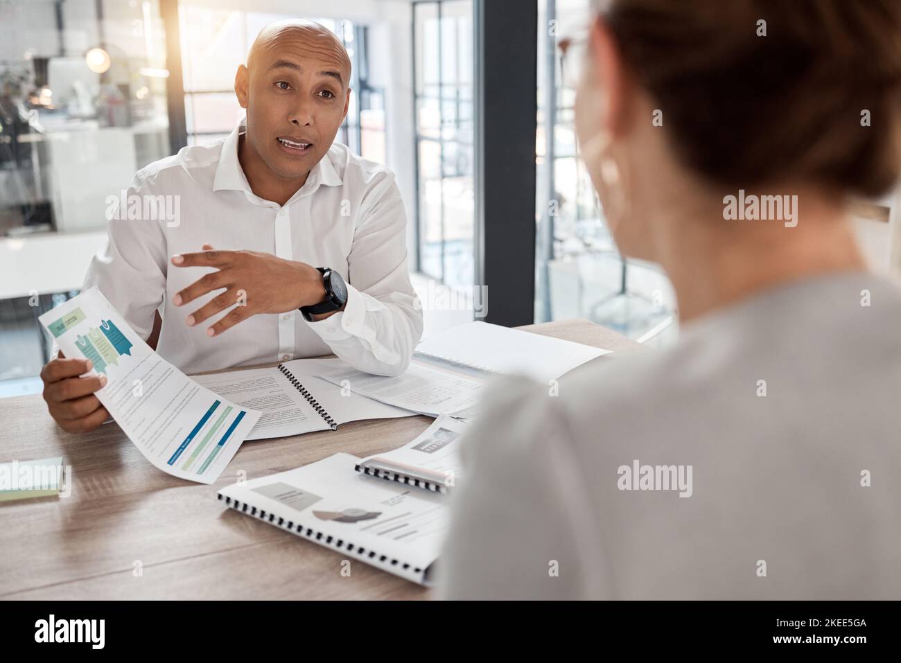 Team aziendale, incontro e discussione sulla documentazione finanziaria e sull'analisi dei dati mentre si parla di proposta aziendale, budget e report. L'uomo e. Foto Stock
