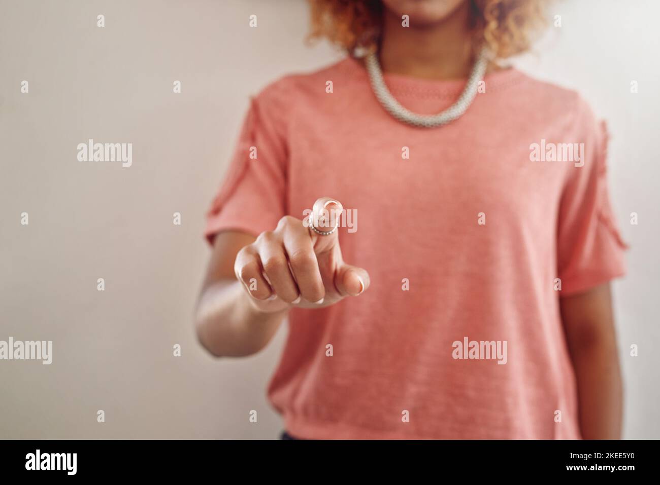 Gestite la vostra azienda virtualmente. Un designer che si collega a un'interfaccia utente con un dito. Foto Stock Gestite la vostra azienda virtualmente. Un designer che si collega a un'interfaccia utente con un dito. Foto Stock