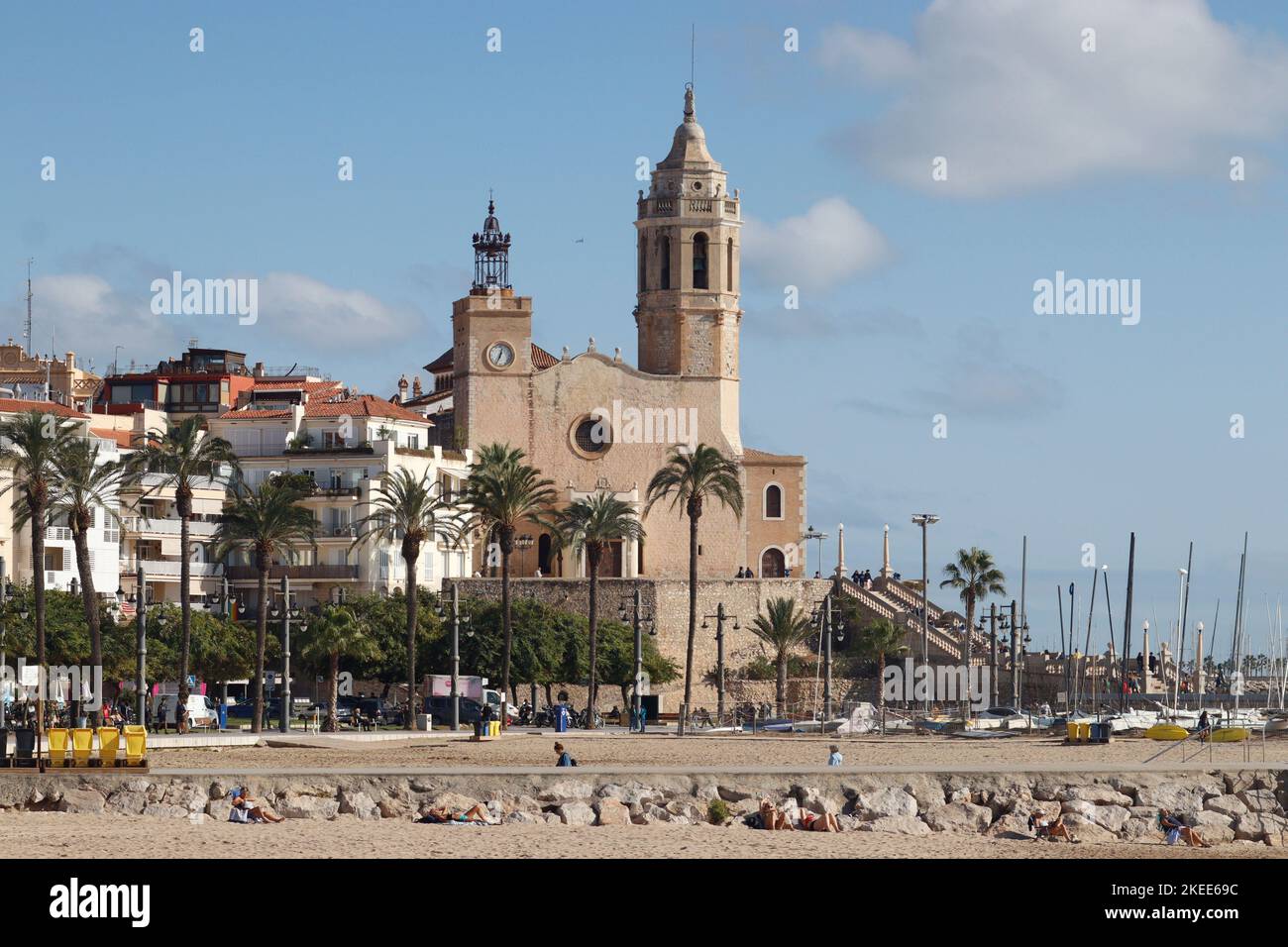 Vista della Chiesa di San Bartomeu e Santa Tecla lungo la spiaggia di Sitges, Spagna Foto Stock