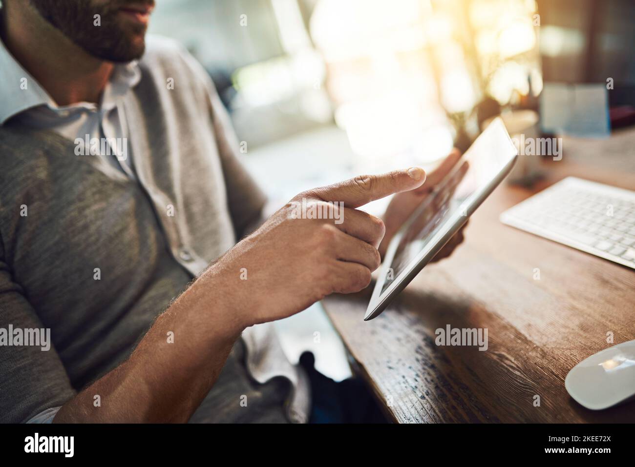 Rimane in cima al suo lavoro, un uomo d'affari che lavora nel suo ufficio. Foto Stock