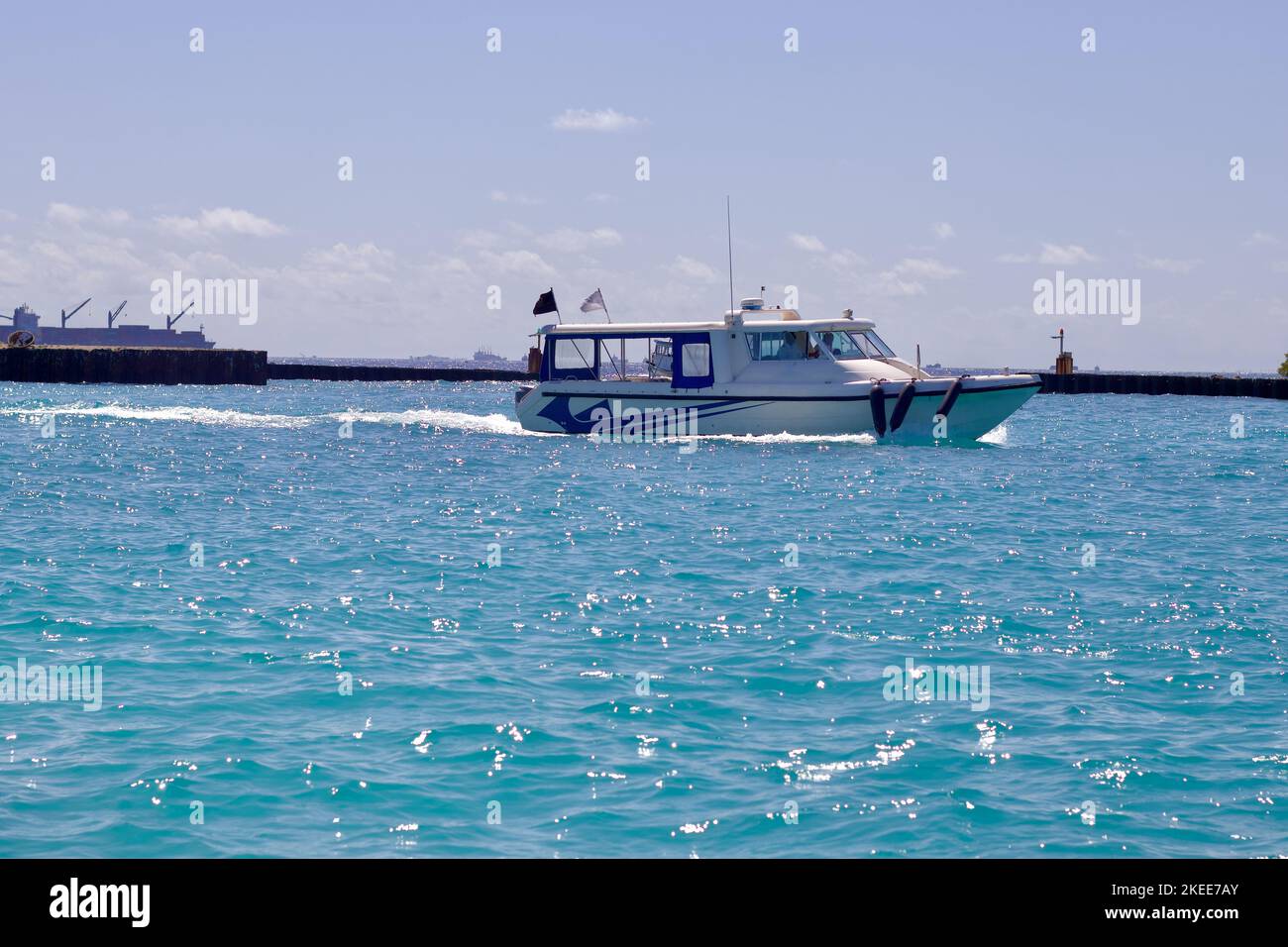 Motoscafo nel mare delle Maldive Foto Stock